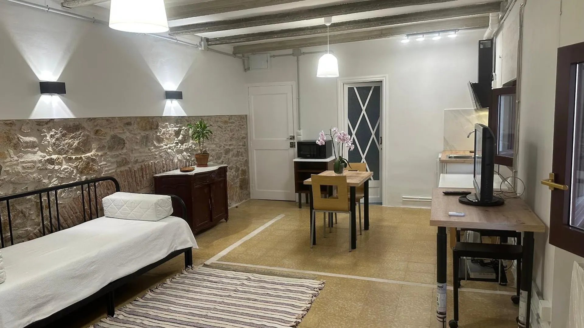 Notaria: Casco Antiguo Apartment with Garden Terrace Sant Feliu de Guixols
